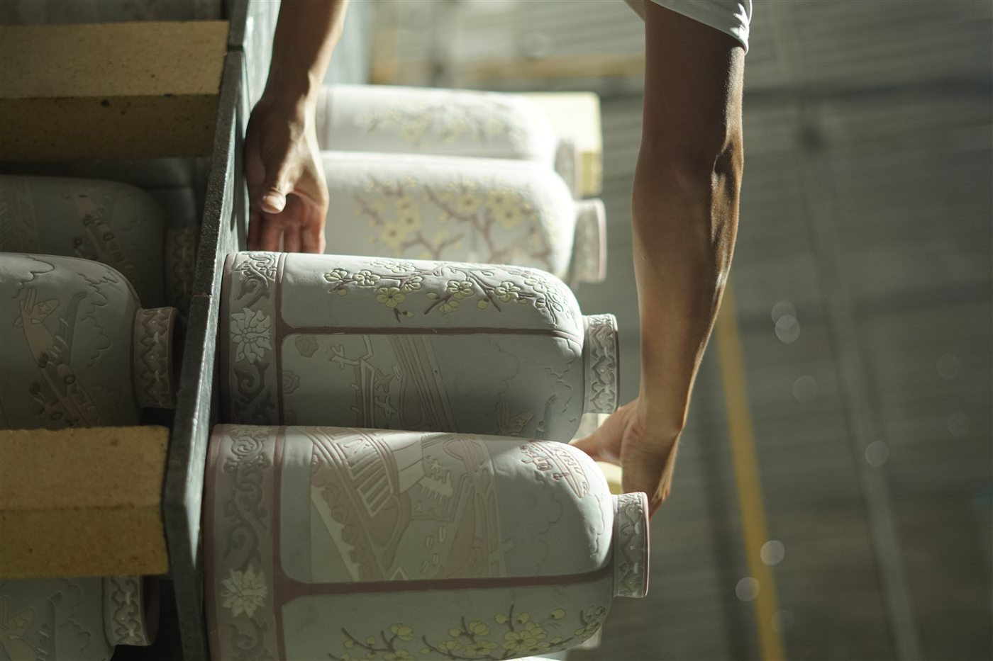 Kệ phôi gốm trong xưởng Gốm Biên Hòa Bicerco