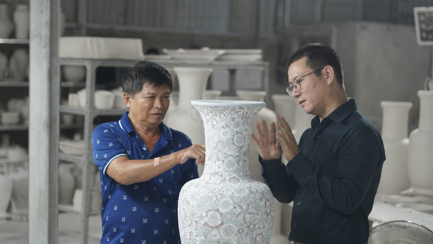 Nghệ nhân Bicerco trao đổi kỹ thuật trong xưởng gốm