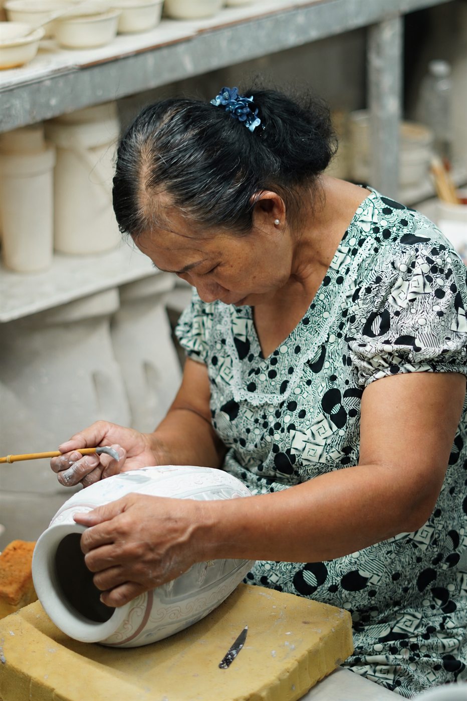 Nghệ nhân Bicerco thực hiện kỹ thuật chấm men thủ công