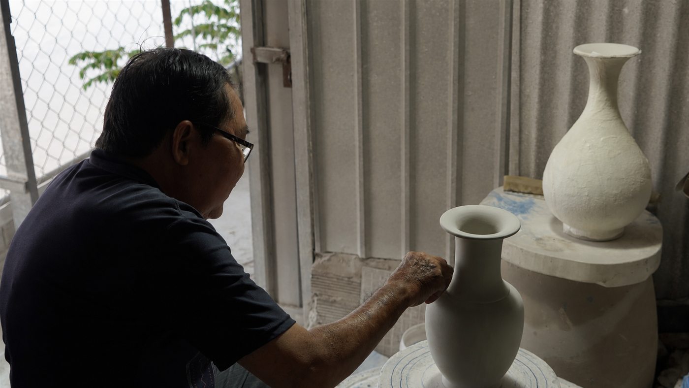 Góc làm việc của nghệ nhân trong xưởng Gốm Biên Hòa