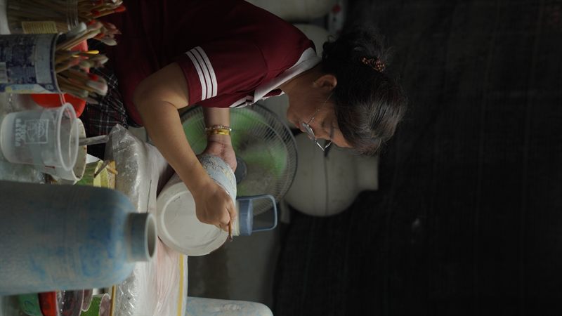 Nghệ nhân Bicerco tạo dáng gốm Biên Hòa trên bàn xoay