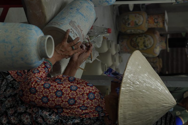 Nghệ nhân tạo dáng phôi gốm Biên Hòa trong xưởng Bicerco