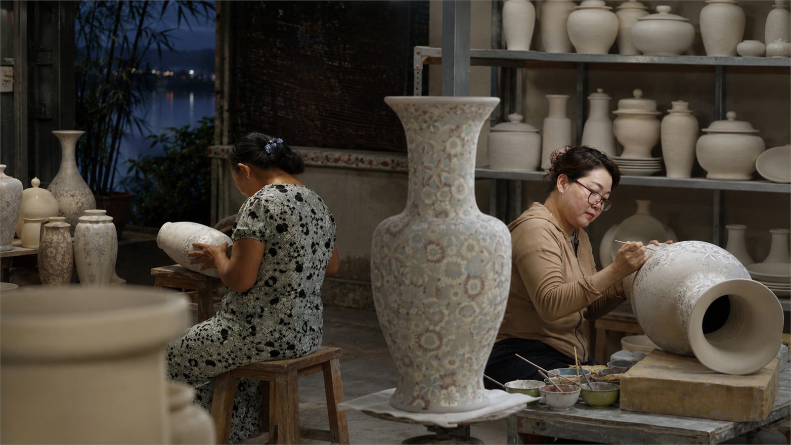 Không gian xưởng gốm và bề mặt gốm thủ công Biên Hòa